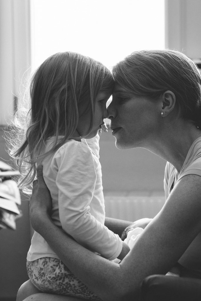 Mama tröstet liebevoll ihre Tochter