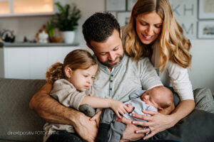 Familienfotos mit Baby zuhause