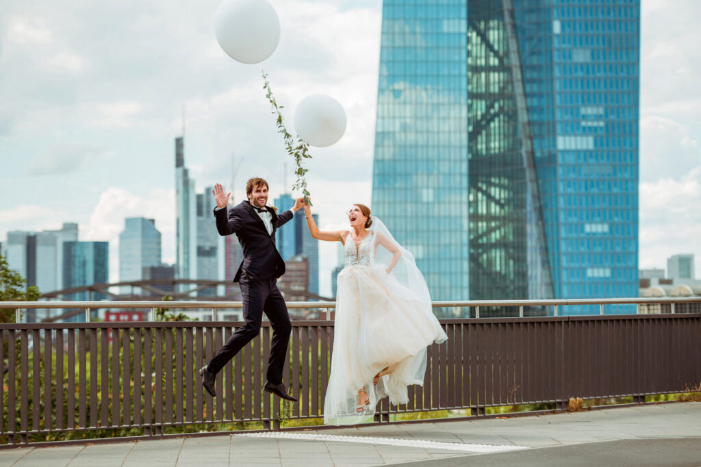 Brautpaar, Luftballons, Sprung, Skyline im Hintergrund