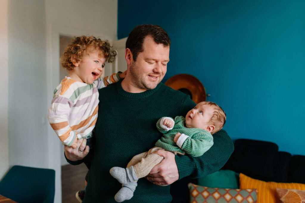 Papa mit zwei Kindern