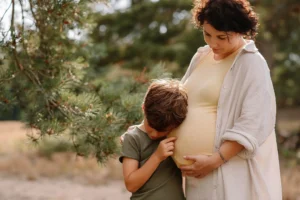 Nach dem Baby im Mamas Bauch horchen