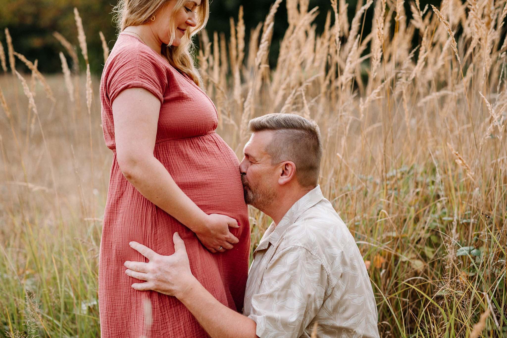 Ein Kuss für das Babybauch - Freude pur