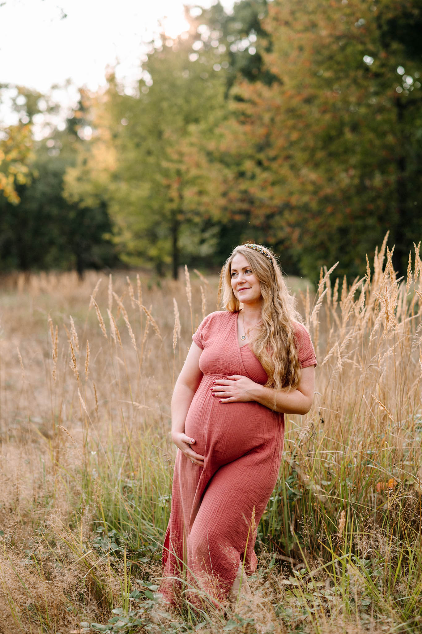 Babybauch Shooting im goldenen Licht in Frankfurt