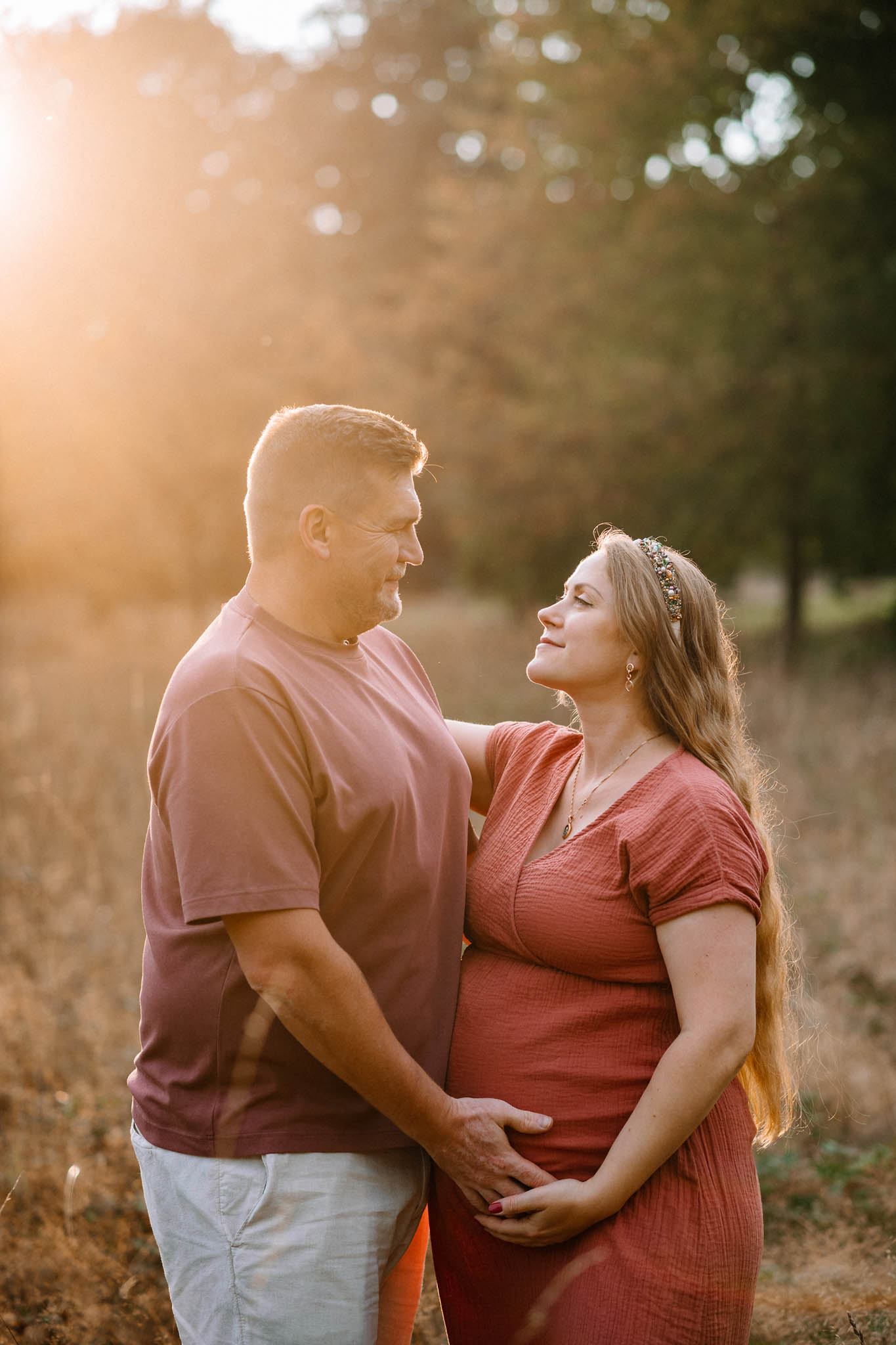 Ein Paar und das Babybauch Shooting im Sonnenschein