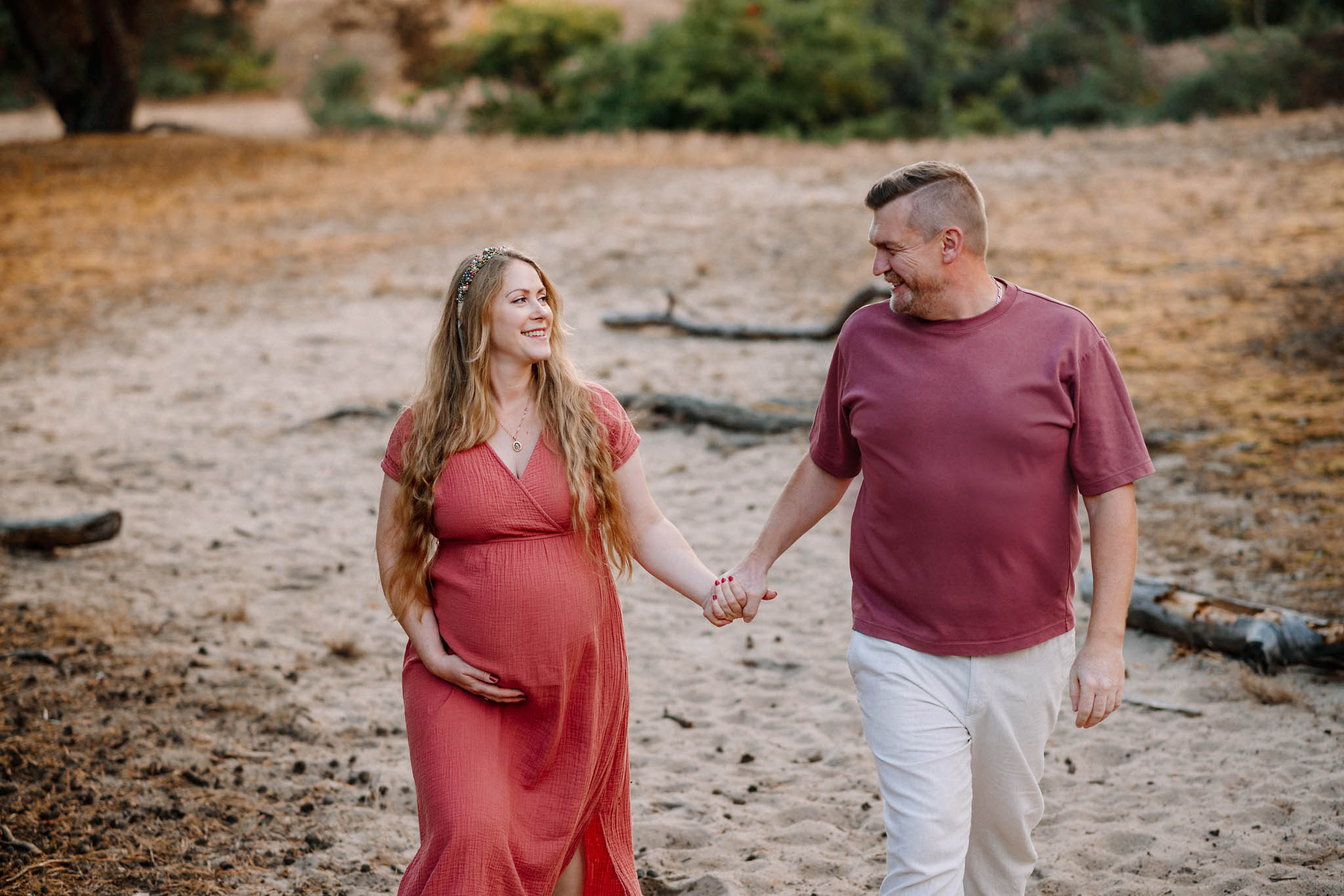 Glückliches Paar beim Babybauch Shooting 