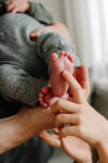 Fotografin kommt für Babyfotos nach hause