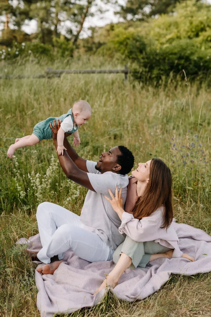 Kleiner Sommer Picknick für die kleine Familie mit Baby