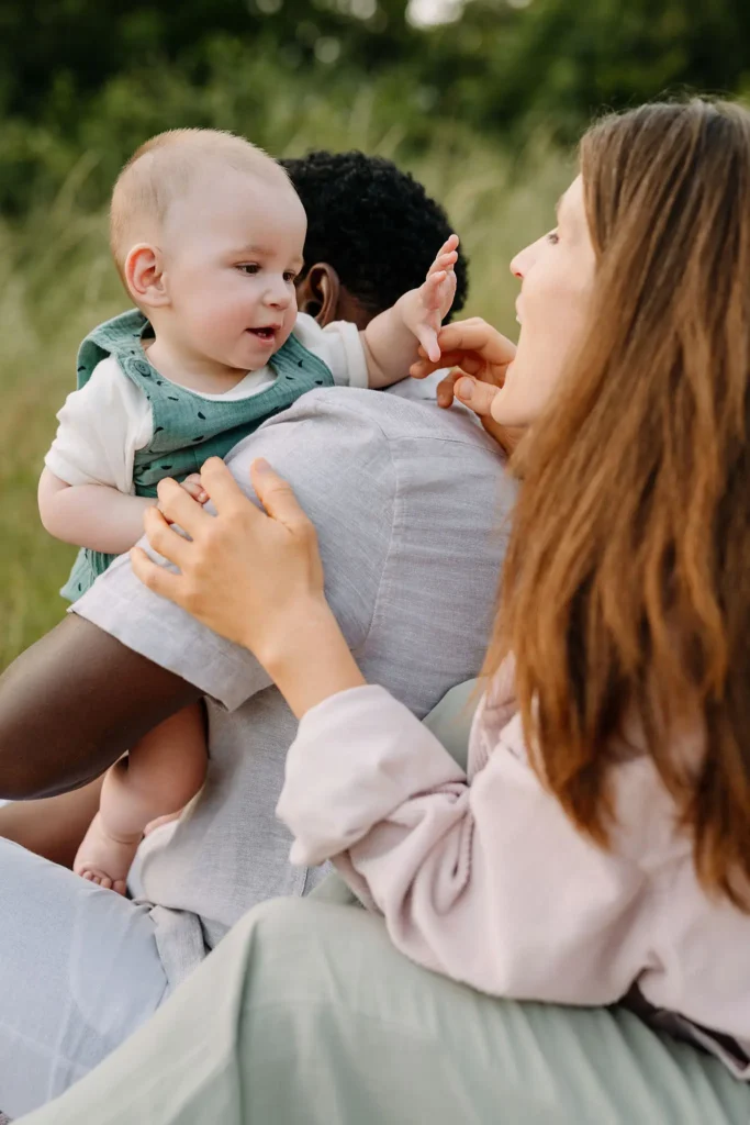 Mama spiel mit ihrem kleinen Sohn Fingerspiele