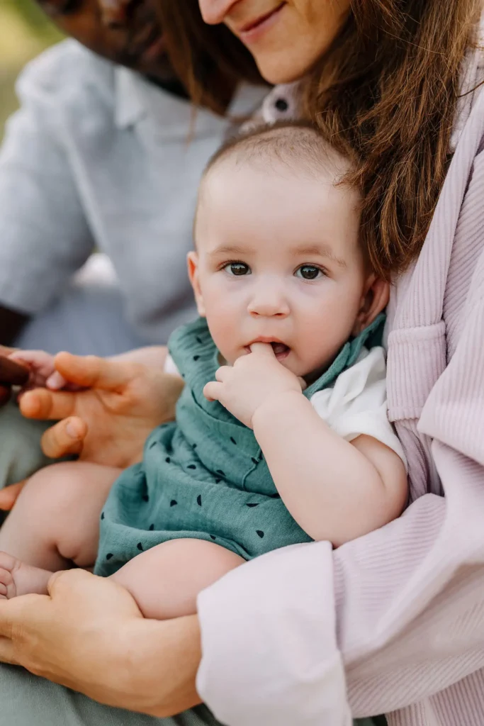 Lifestyle Momente bei einem Familienfotoshooting mit Baby