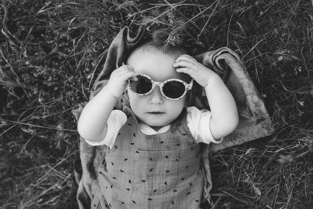 Kleines Baby mit der Sonnenbrille