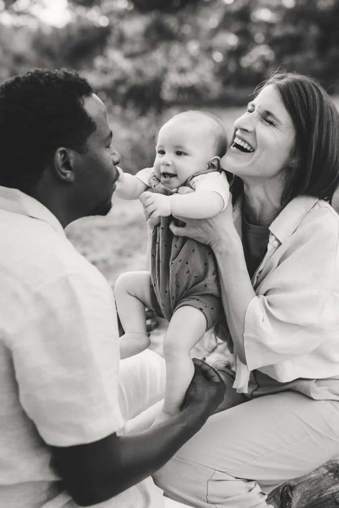 Familienfotoshooting mit Baby draußen in Frankfurt