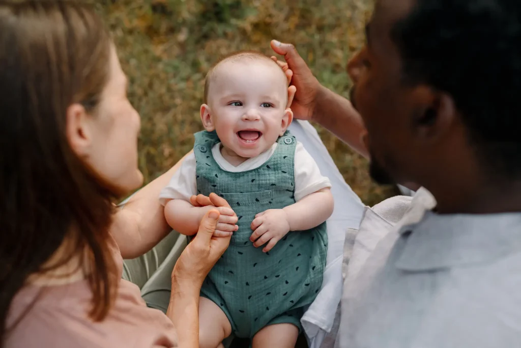baby smile beim Familienfotoshooting in Frankfurt im warmen Sommerlicht