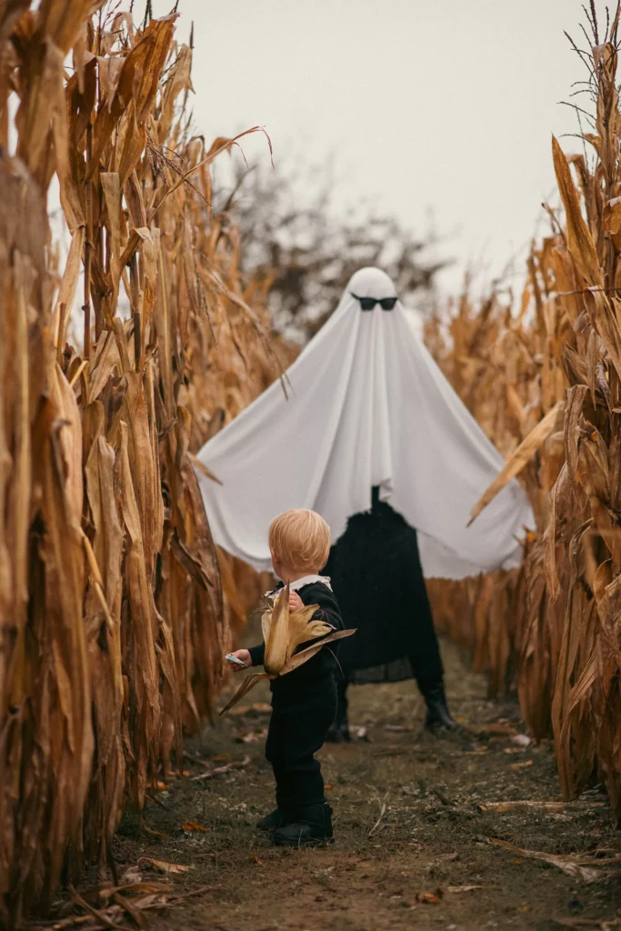 Herbstliches Familienfotoshooting im Maisfeld zum Thema Halloween uns süße Gespensterkostüme