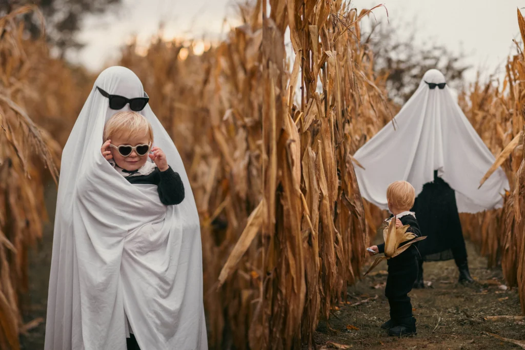 Herbstliches Familienfotoshooting im Maisfeld zum Thema Halloween uns süße Gespensterkostüme Fotocollage