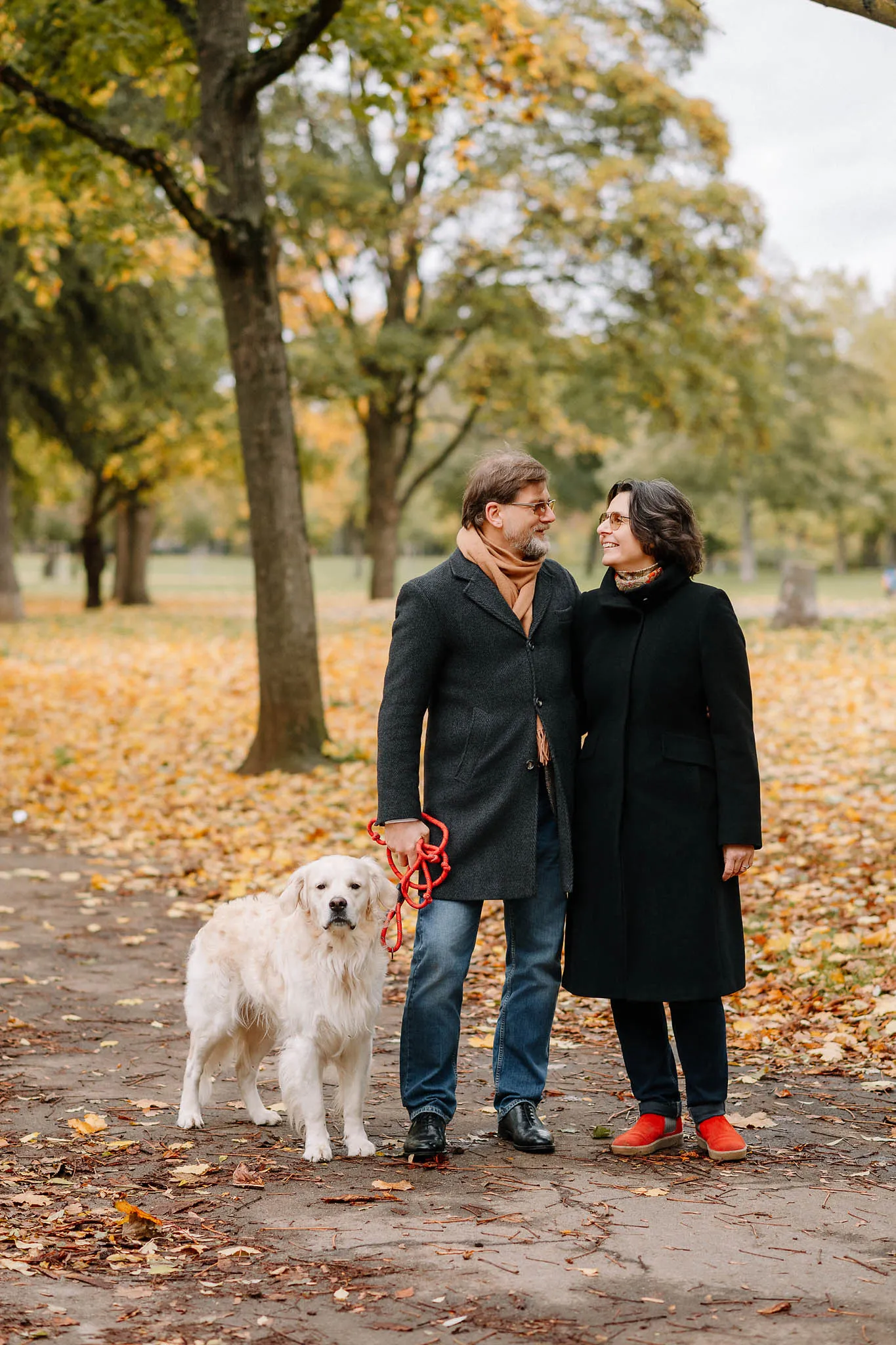 Familie mit Hund im Park